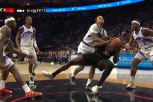 bob半岛体育-没升级！乔治抱摔动作放倒博纳 裁判回看后仍吹普通犯规