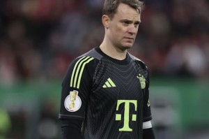 bob半岛体育登录入口-图片报：诺伊尔在封闭区域内与球队合练，并参加了对抗训练